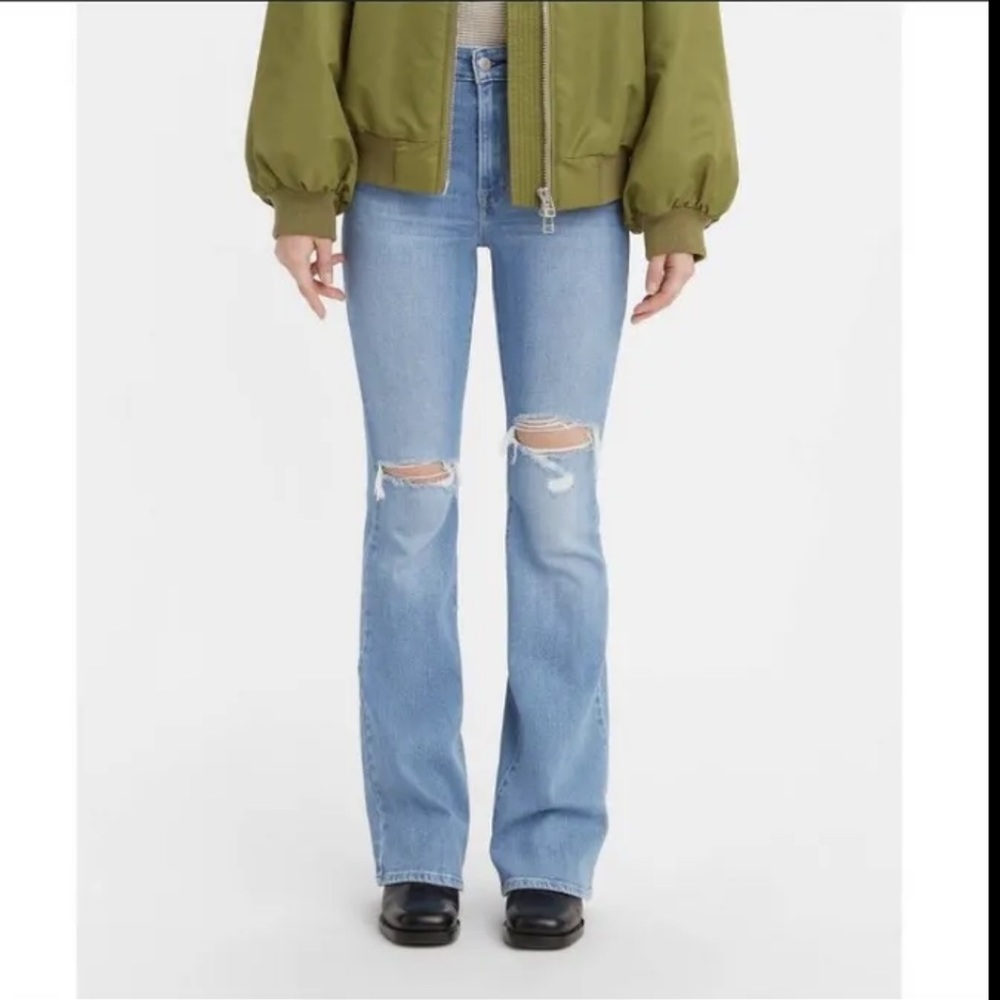 Women’s Levi’s Jeans Flare Distressed Ripped size 31 high rise